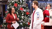Überraschung unterm Weihnachtsbaum: S. Epatha Merkerson Sharon Goodwin, Nick Gehlfuss als Dr. Will Halstead (m.)