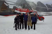 Ein Jahr lang reiste das ZDF-Team in den spektakulären Denali-Nationalpark. Dreharbeiten mit Glaziologen des Parks.