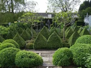 Alan Titchmarsh reist durch das Land, um einige der schönsten Hausgärten Großbritanniens zu finden. Er möchte den Zuschauern inspieren und ihnen zeigen, wie sie den Look mit minimalem Aufwand selbst nachbilden können.