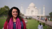 Bettany Hughes führt die Zuschauer:innen durch den Norden von Indien.