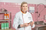 Mars ist der erste Schokoriegel des Foodgiganten - und immer noch ein Verkaufshit. Schokoladen-Sommeličre Karin Steinhoff zeigt, was wirklich drinsteckt und beweist: So billig muss es nicht sein.