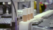 Bildunterschrift: In der 57.000 Quadratmeter großen Fabrik des Kosmetikgiganten L’Oréal in Frankreich werden die Fläschchen mit Make-Up von Förderbändern und Roboterarmen fortbewegt.; Bildunterschrift: In der 57.000 Quadratmeter großen Fabrik des Kosmetikgiganten Lâ€™OrĂ©al in Frankreich werden die Fläschchen mit Make-Up von Förderbändern und Roboterarmen fortbewegt.