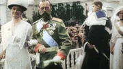 Am 21. Februar 1913 feiern Zar Nikolaus II., die Zarin und der Zarewitsch mit großem Pomp den dreihundertsten Jahrestag der Romanow-Dynastie. Der Zar ahnt nicht, dass kaum mehr als ein Jahr später der Erste Weltkrieg ausbrechen wird. In Russland wird dies zum Sturz seiner Dynastie und zur Geburt der Sowjetunion führen.