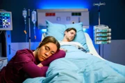 Betty (Henrike Hahn) ist am Bett ihres Bruders Jonas eingeschlafen, der in Lebensgefahr schwebt.