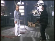 Buffy (Sarah Michelle Gellar, l.) stellt den vermeintlichen Massenmörder Jonathan (Danny Strong) zur Rede.