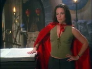 Piper (Holly Marie Combs) nimmt ihren Mut zusammen und zeigt der bösen Hexe, wer die Mächtigere ist ...