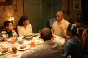 Opa Gene (Jimmie Walker, 2.v.r.) ist zu Besuch bei Chris (Tyler James Williams, l.), Julius, Rochelle (Tichina Arnold, 2.v.l.), Tanya (Imani Hakim, r.) und Drew (Tequan Richmond, M.). Dich der Besuch nimmt ein dramatisches Ende ...