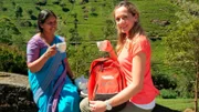 Die Zugfahrt durch das grüne Hochland mit ihren Teeplantagen gehört zu den Highlights einer Sri-Lanka-Reise. Das Ziel von Tamina Kallert (r) ist Nuwara Eliya, einst Sommerfrische für die britischen Kolonialherren. Das kühle Klima auf 1.800 Metern Höhe ist ideal für den Anbau von Tee und machte Sri Lanka zu einem der größten Tee-Exporteure der Welt. Tamina Kallert lässt sich zeigen, wie der berühmte Ceylon-Tee gepflückt, getrocknet und verarbeitet wird.