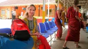 Moderatorin Tamina Kallert (l) während ihrer Rundreise durch Sri Lankas Süden auf einem recht lebendigen Bahnhof.