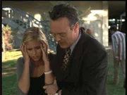 Buffy (Sarah Michelle Gellar, l.) wird von den Gedanken fremder Leute gequält, doch auch Giles (Anthony Stewart Head) kann ihr zunächst nicht helfen.