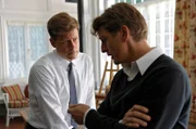 Jack Kennedy (John F. Kennedy) (Greg Kinnear, l) und Bobby Kennedy (Barry Pepper)