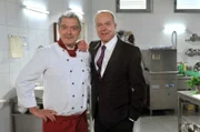 Werner Saalfeld (Dirk Galuba, r.) und sein Bruder André Konopka (Joachim Lätsch, l.) in der Küche des Hotels "Fürstenhof".