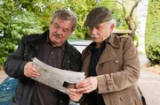Die Rentnercops Edwin Bremer (Thilo Prückner, l.) und Günter Hoffmann (Wolfgang Winkler, r.) entdecken ihr Konterfei in der Zeitung.