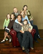 (5. Staffel) - Führen ein turbulentes Familienleben: (v.l.n.r.) Kyle (Connor Rayburn), Andy (Larry Joe Campbell), Jim (James Belushi), Cheryl (Courtney Thorne-Smith), Dana (Kimberly Williams-Paisley), Gracie (Billi Bruno) und Ruby (Taylor Atelian) ...