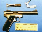 Am Tatort finden die Ermittler besondere Patronenhülsen. Anhand der Waffe kann die Polizei den Mörder schließlich dingfest machen.