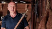 Der Kriegshammer ist im Mittelalter eine der wenigen Waffen, die dem Ritter gefährlich werden können. Mike Loades, Experte für die Herstellung historischer Waffen und deren Einsatz, demonstriert den Kriegshammer in der Waffenkammer des Middelaldercentret (Dänemark).