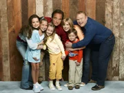 (6. Staffel) - Auf (v.l.n.r.) Dana (Kimberly Williams-Paisley), Ruby (Taylor Atelian), Gracie (Billi Bruno), Jim (James Belushi), Cheryl (Courtney Thorne-Smith), Kyle (Connor Rayburn) und Andy (Larry Joe Campbell) wartet eine spannende Zeit ...