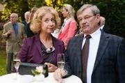 Günter (Wolfgang Winkler, r.) erfährt so nebenbei von seiner Frau Heidrun (Verena Plangger, l.), dass Monika Bose doch kein Alibi hat…ups!
