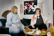 Influencerin Kelly Becker (Thekla Viloo Fliesberg, r.) interviewt Lisa Kettler (Franziska Steinhaus, l.) zu ihrem Übergewicht. Sie findet heraus, dass ihrem Arzt ein lebensbedrohlicher Fehler unterlief …