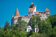 Transsilvanien ist eine Gegend voller Mythen und Sagen. Bram Stoker setzte dem grausamen Fürsten Vlad III. Drăculeae, bekannt als Vlad, der Pfähler, mit seinen Dracula-Romanen ein Denkmal. Dessen Schloss im Städtchen Bran wurde so zum Pilgerort für Vampir-Fans aus aller Welt.