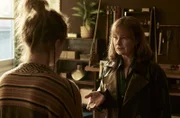 Inka Sassner (Lina Wendel, re.) beichtet Kim (Anna Bachmann) ein Geheimnis aus der Vergangenheit.