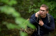 Elias (Stefan Ruppe) begibt sich im Wald auf die Suche nach einem kleinen Mädchen.