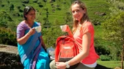 Sri Lanka: Die Zugfahrt durch das grüne Hochland mit ihren Teeplantagen gehört zu den Highlights einer Sri-Lanka-Reise. Das Ziel von Tamina Kallert (r) ist Nuwara Eliya, einst Sommerfrische für die britischen Kolonialherren. Das kühle Klima auf 1.800 Metern Höhe ist ideal für den Anbau von Tee und machte Sri Lanka zu einem der größten Tee-Exporteure der Welt. Tamina Kallert lässt sich zeigen, wie der berühmte Ceylon-Tee gepflückt, getrocknet und verarbeitet wird.