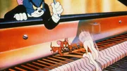 In dieser Serie bekriegen sich Katz und Maus, was das Zeug hält. Egal ob Mausefallen, diverse Schlaginstrumente oder Tomaten als Wurfgeschosse; Tom (li.) und Jerry gehen nie die Ideen aus, um sich gegenseitig das Leben schwer zu machen.