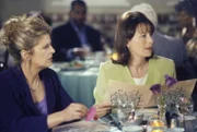 Lois (Jane Kaczmarek, r.) und Barbara (Alison LaPlaca, l.) verbringen einen außerordentlich gemütlichen Abend im Restaurant ...