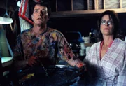 Hal (Bryan Cranston, l.) und Lois (Jane Kaczmarek, r.) betrachten ergriffen Hals Gemälde.