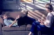 Malcolm (Frankie Muniz, l.) erzählt der Therapeutin Christie (Nancy Lenehan, r.) von seinen Ängsten ...