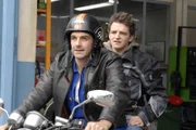 Florian fährt lieber Motorrad als zu lernen. Von links: Mike Preissinger (Harry Blank) und Florian Brunner (Tommy Schwimmer).