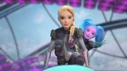 Barbie (vorne) und Kareena trainieren hart für ihre Mission und verlieren nie ihre gute Laune.