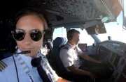 Pilot und Co-Pilotin bei einem Langstreckenflug in die Karibik.