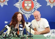 Mick und Mairead Philpott , die letzte Woche sechs ihrer Kinder bei einem Hausbrand verloren haben, der nach Ansicht der Polizei vorsätzlich gelegt wurde, geben heute eine Pressekonferenz im Derby Conference Centre.