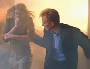In einer Disco ist Feuer ausgebrochen und Horatio (David Caruso) rettet eine junge Frau (Darstellerin unbekannt) aus dem flammenden Inferno...