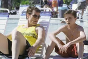 Malcolm (Frankie Muniz, re.) erzählt seinem Vater Hal (Bryan Cranston), dass er nichts für den Wasserpark übrig hat.