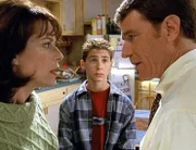 Hal (Bryan Cranston, re.) und Lois (Jane Kaczmarek) beraten darüber, wie man Reese (Justin Berfield) wirkungsvoll bestrafen könnte.