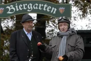 Xaver erzählt Franz, dass im Brunnerwirt trotz des Streits weiter Kirchleitner-Bier ausgeschenkt wird. Von links: Franz Kirchleitner (Anton Pointecker) und Xaver (Michael Schreiner).