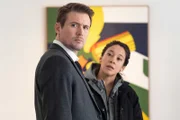 Detective Charlie Hudson (John Reardon) und Sarah Truong (Mayko Nguyen)