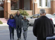 Gibbs (Mark Harmon, r.) steht Leon Vance (Rocky Carroll, 2.v.l.) und seinen Kindern Kayla (Kiara Muhammad, l.) und Jared (Akinsola Aribo, 2.v.r.) in der schweren Zeit bei ...
