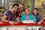 (5. Staffel) - Beherrschen das Untergeschoss in der Einkaufspassage: Danni Lowinski (Annette Frier, 2.v.r.), Nils (Oliver Fleischer, 2.v.l.), Orkan (Orhan M&uuml;stak, l.) und Hashtag (Anjorka Strechel, r.) ...