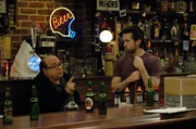 Frank (Danny Devito, l.) und Mac (Rob McElhenney, r.) versuchen sich den mangelhaften Gästebetrieb in ihrer Kneipe zu erklären. Nach und nach kommen sie dahinter, was der Grund dafür sein könnte ...