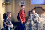 Dewey (Erik Per Sullivan, l.), Malcolm (Frankie Muniz, M.) und Reese (Justin Berfield, r.) begutachten ihr Hotelzimmer ...