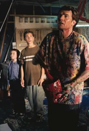 Dewey (Erik Per Sullivan, l.) und Reese (Justin Berfield, M.) sehen ihrem Vater Hal (Bryan Cranston) beim Malen zu.