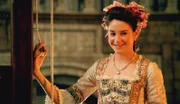 Die 15-jährige Evie (Shailene Woodley) ist die Gastgeberin einer Benefizveranstaltung, bei der alle Teilnehmer wie zur Zeit der Französischen Revolution verkleidet sind.