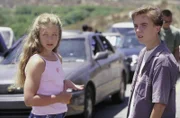 Malcolm (Frankie Muniz, r.) und Jessica (Hallee Hirsh, l.) schauen sich an der Unfallstelle um ...