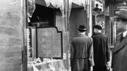 Geschäfte und Grundstücke, die Juden gehörten, waren das Ziel von bösartigen Nazi-Mobs während einer Nacht des Vandalismus, die als "Kristallnacht" bekannt ist.