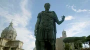 Die Cäsar-Statue auf dem Forum Romanum erinnert an einen der größten römischen Feldherren aller Zeiten.