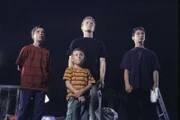 Malcolm (Frankie Muniz, l.), Reese (Justin Berfield, r.), Francis (Christopher Masterson, hinten M.) und Dewey (Erik Per Sullivan, vorne M.) starren in die Nacht.